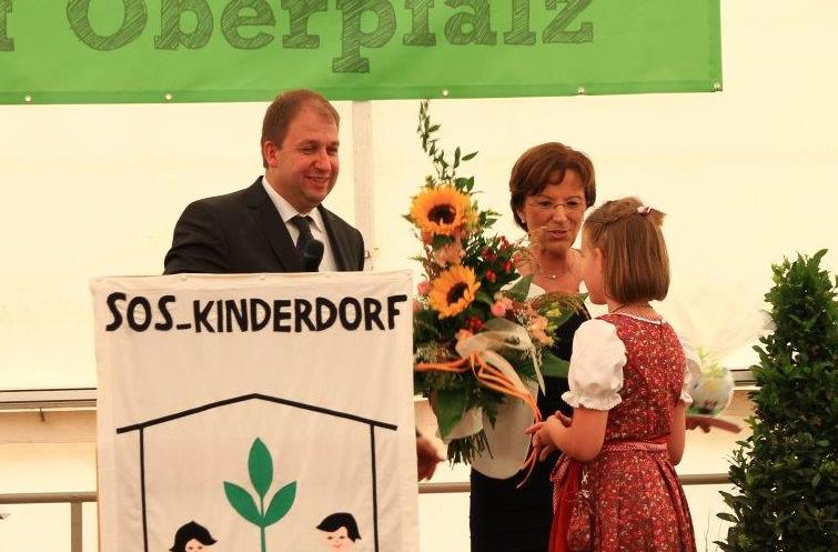 Holger Hassel und Emilia Müller beim 50. Jubiläum im SOS-Kinderdorf.