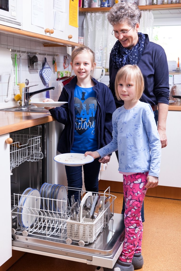 Der Küchendienst gehört zum täglichen Ablauf in einer Kinderdorffamilie. Foto: Geuter.
