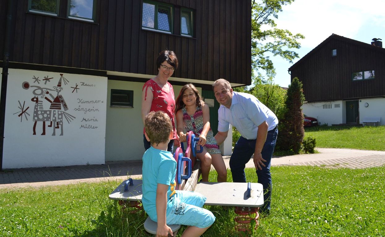 Holger Hassel und Kinderdorfmutter Rita K. mit zwei ihrer „Kinder“. Foto: Udo Fürst.