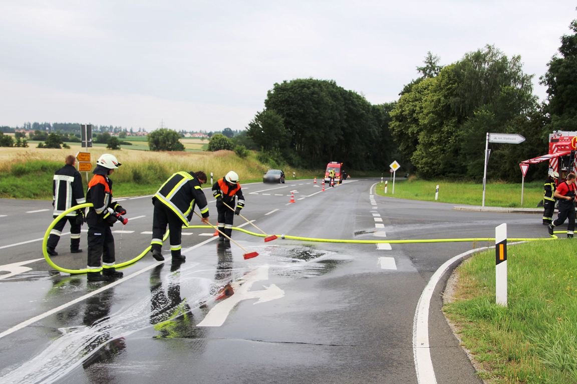 Säuberungsaktion Feuerwehr Eschenbach Lkw verliert Ladung (2)