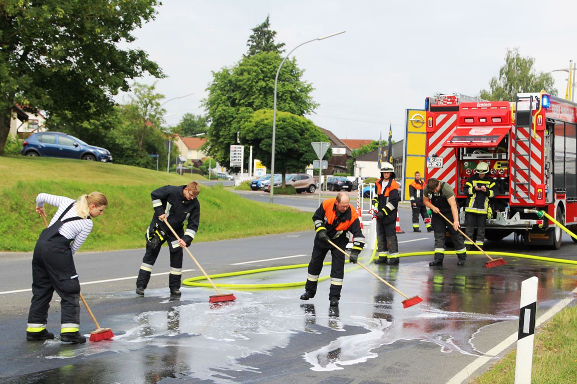 Säuberungsaktion Feuerwehr Eschenbach Lkw verliert Ladung (6)