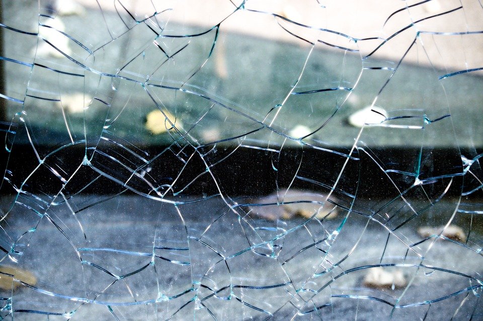 Scheibe Kaputt Fensterscheibe Glas zerbrochen Symbol Symbolbild Splitter Sprung Autoscheibe Glasscheibe Fensterglas