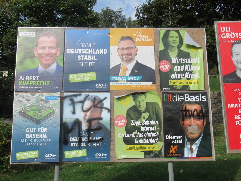 Weniger Wahlplakate, weniger Schmierereien? Die Grünen sind mit ihrem Antrag, in Weiden weniger Plakate zu erlauben, knapp gescheitert. Foto: Archiv OberpfalzECHO.