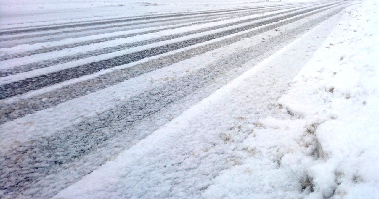 Schnee Glatt Glätte Symbol Winter Straße Spuren Furchen