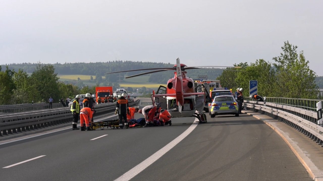 Schwerer Unfall Bikerin stürzt auf Autobahn A 93 Christoph 80 Klinikum Regensburg Bilder NEWS5 Wellenhöfer7