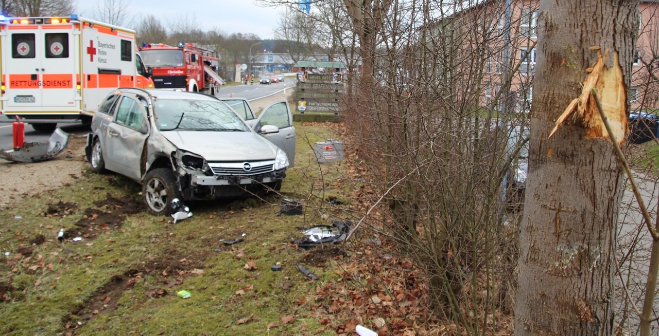 Schwerer Unfall Grafenwöhr Eschenbach Opel Stra Überschlagen Bilderr Jürgen Masching1