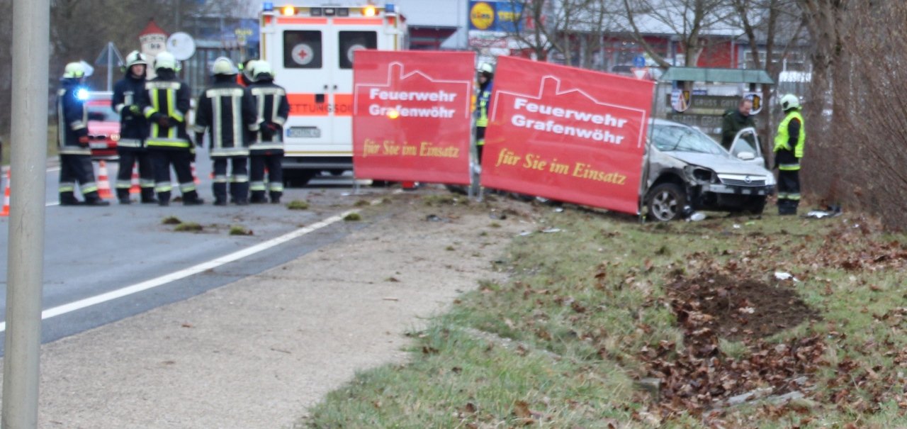 Schwerer Unfall Grafenwöhr Eschenbach Opel Stra Überschlagen Bilderr Jürgen Masching4