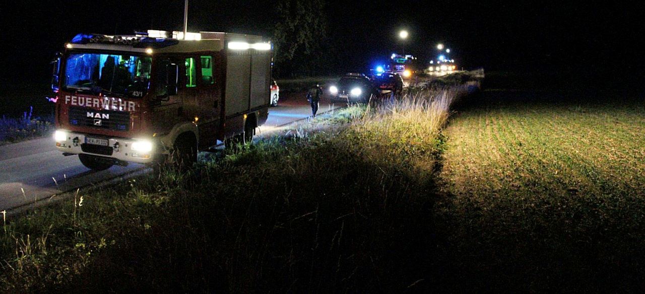 Schwerer Unfall Pirk Von Straße abgekommen Fahrer vermisst Beifahrerin Polizei Suchaktion Bilder Jürgen Masching1