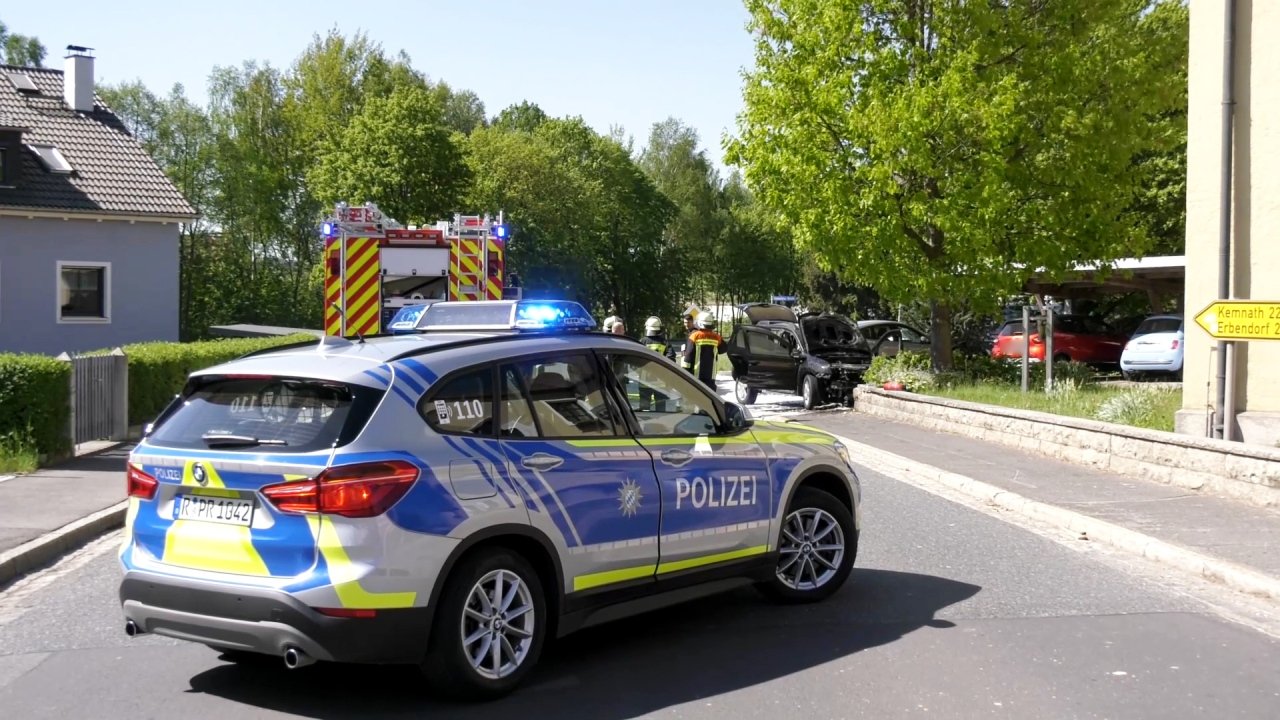 Schwerer Unfall Waldershof Rathaus Auto gegen Mauer Feuer5