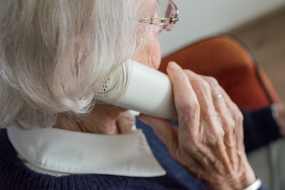Seniorin Rentnerin Enkeltrick Anrufer Telefon Telefonat Betrüger Symbol Symbolbild pixabay