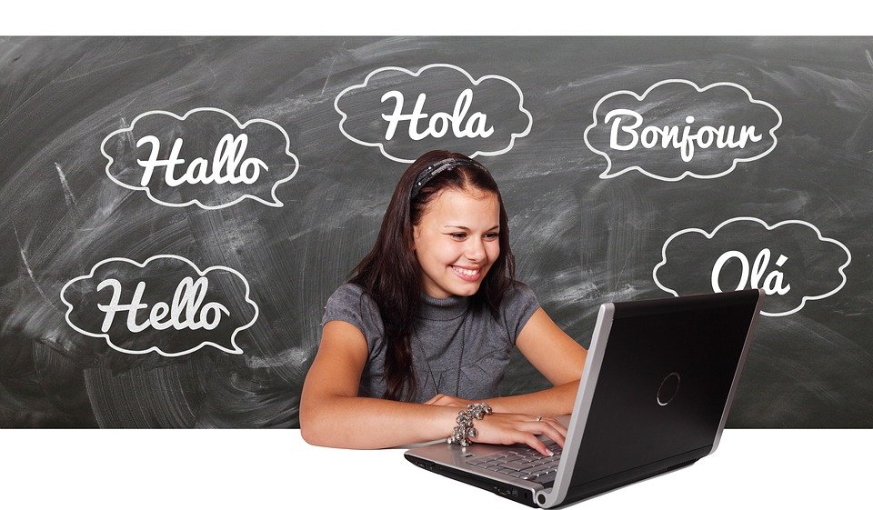 Sprache PC Laptop Skype SChule lernen Mädchen Tafel pixabay