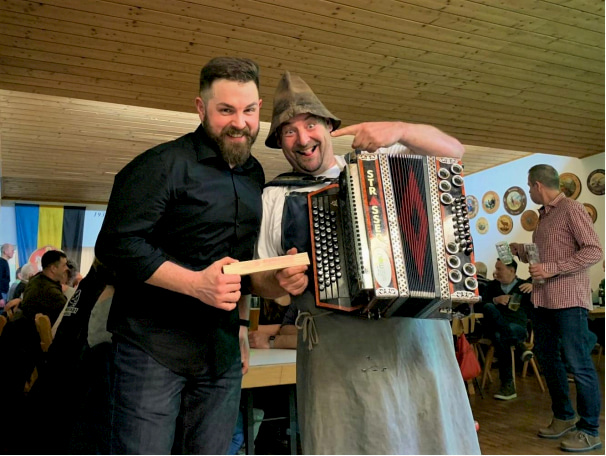 Starkbierfest Neustadt - Sebastian Dippold übergibt Meterstab an Lucky