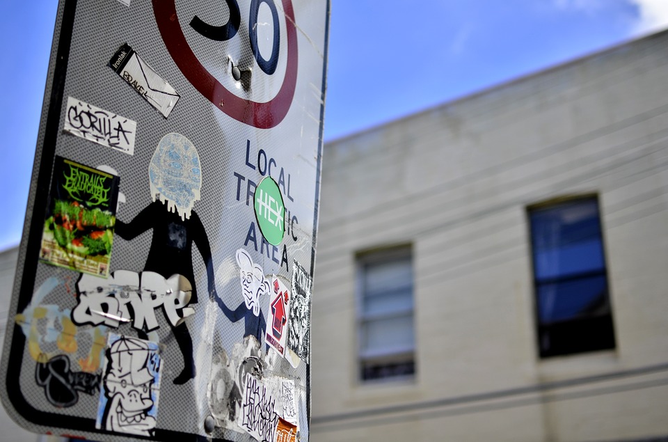 Straßenschild, Sticker, Aufkleber, Vandalismus, kleben