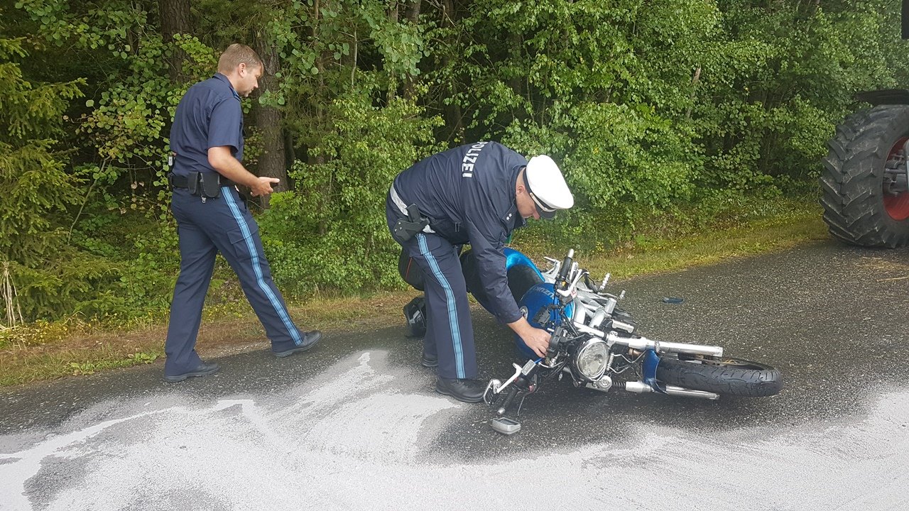 Sturz Traktor Motorradfahrerin schwer verletzt Landkreis Tirschenreuth Bilder NEWS5 Wellenhöfer