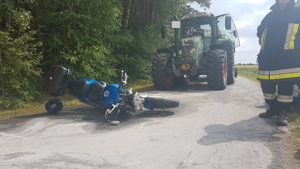Sturz Traktor Motorradfahrerin schwer verletzt Landkreis Tirschenreuth Bilder NEWS5 Wellenhöfer2