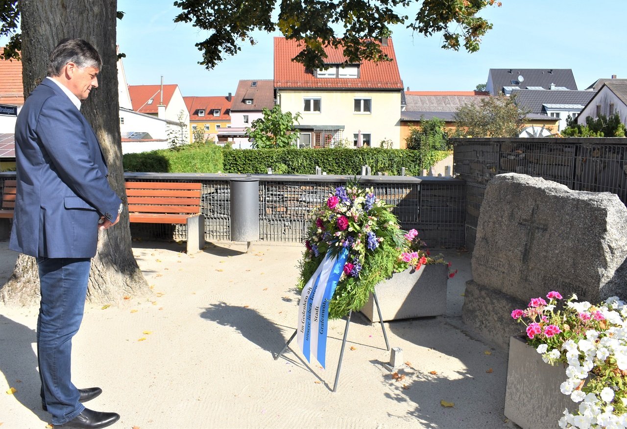 Tag der Heimat Kranz am Gedenkstein niedergelegt Stadt Grafenwöhr Schweigeminute für Opfer Bilder Renate Gradl (1)