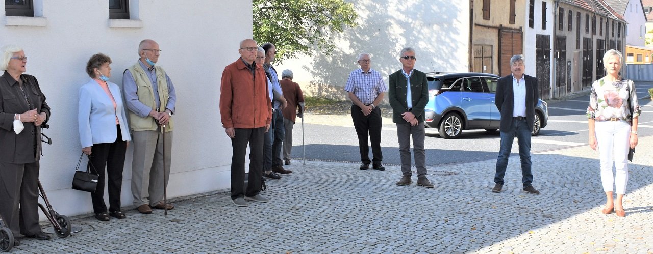 Tag der Heimat Kranz am Gedenkstein niedergelegt Stadt Grafenwöhr Schweigeminute für Opfer Bilder Renate Gradl (2)