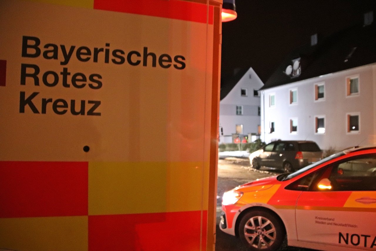 Trauriger Einsatz Grafenwöhr Brand in Mehrfamuilienhaus Rauch leblose Frau Frau verstorben Feuerwehr Bilder Jürgen Masching (2)