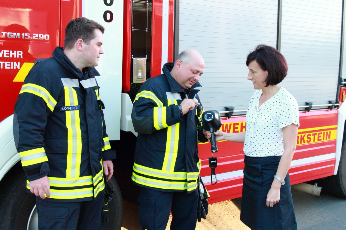 Tobias Plößner (links) und Markus Werner sind von der neuen Wärmebildkamera begeistert: Sie ist vielseitig einsetzbar und deshalb eine große Hilfe bei Einsätzen der Feuerwehr. Bürgermeisterin Tanja Schiffmann übergab die Kamera an die Kommandanten der Feuerwehr Parkstein.