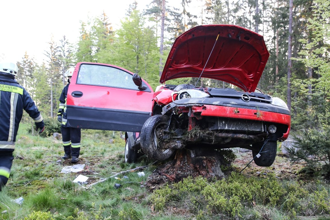 Unfall 2019 Alm-Hofstetten Frankenreuth Autofahrer eingeklemmt Kulmain 0103