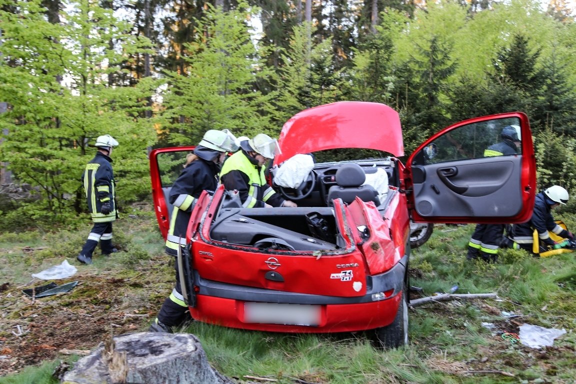 Unfall 2019 Alm-Hofstetten Frankenreuth Autofahrer eingeklemmt Kulmain 0109