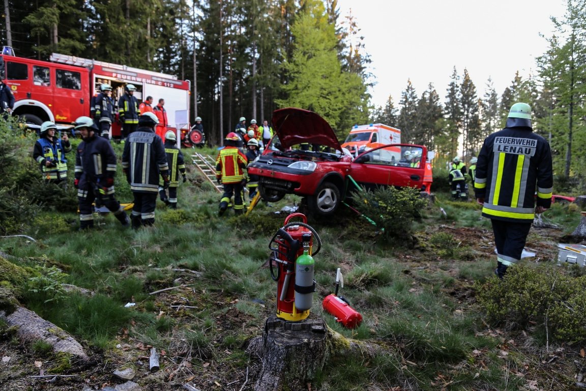 Unfall 2019 Alm-Hofstetten Frankenreuth Autofahrer eingeklemmt Kulmain 0110
