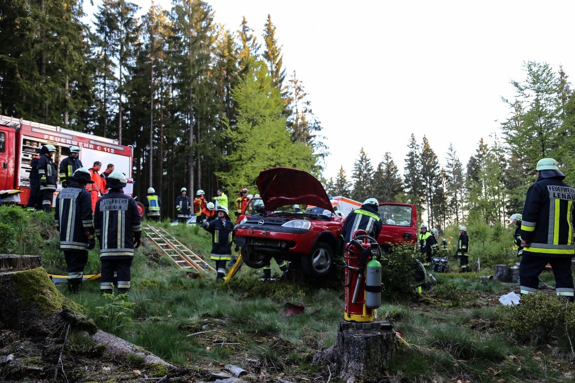 Unfall 2019 Alm-Hofstetten Frankenreuth Autofahrer eingeklemmt Kulmain 0112