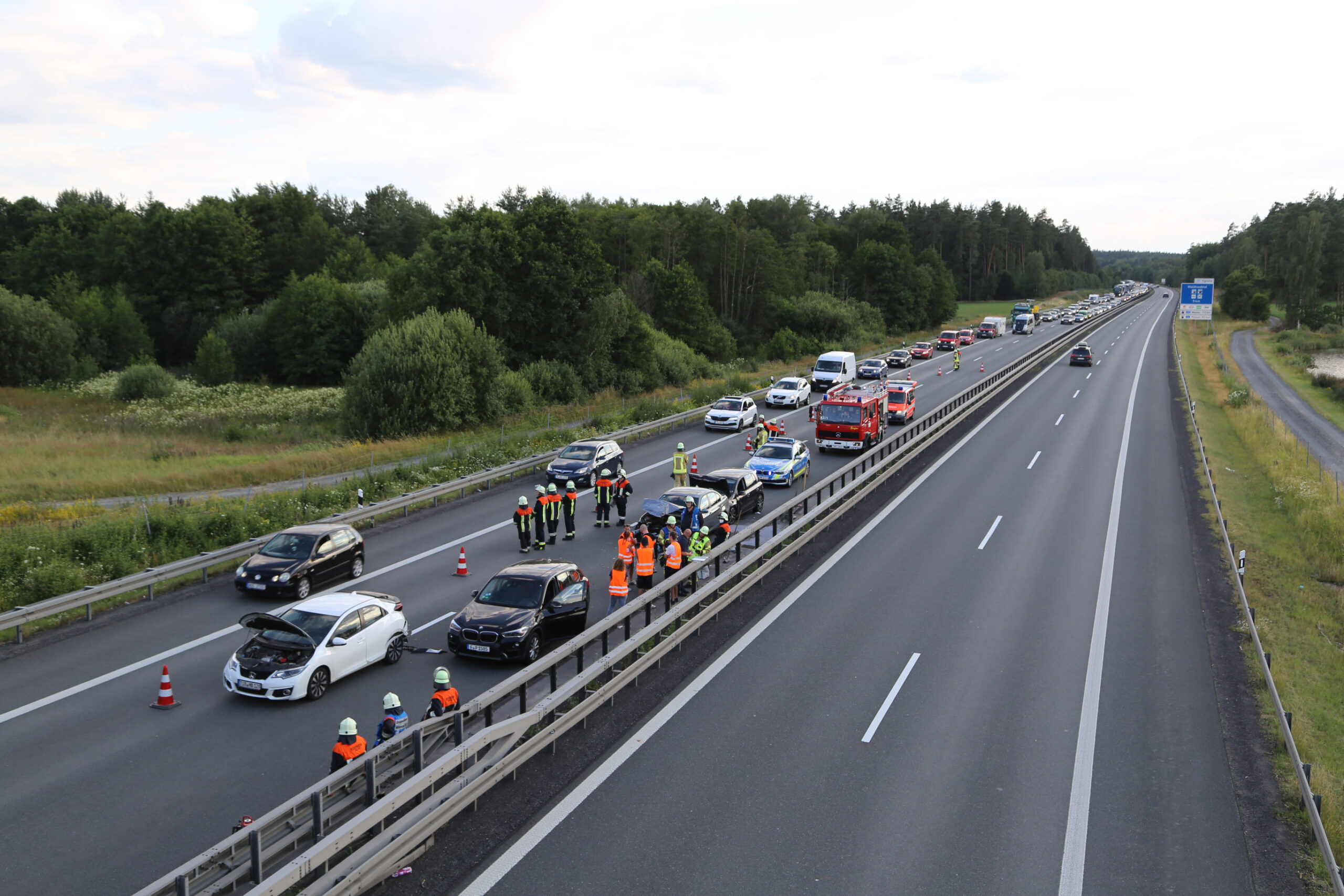 Unfall mit acht Fahrzeugen auf der Autobahn