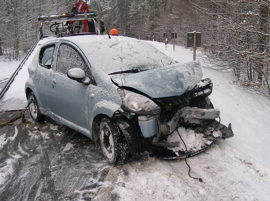 Unfall, Auto, Weiherhammer, gegen Baum, Schnee