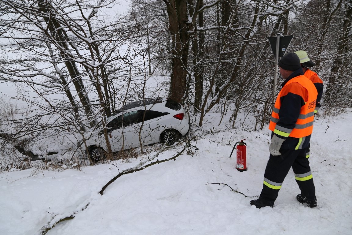 Unfall Autounfall Schnee Von Straße abgekommen Frau verletzt Kemnath Bilder NEWS5 Wellenhöfer04