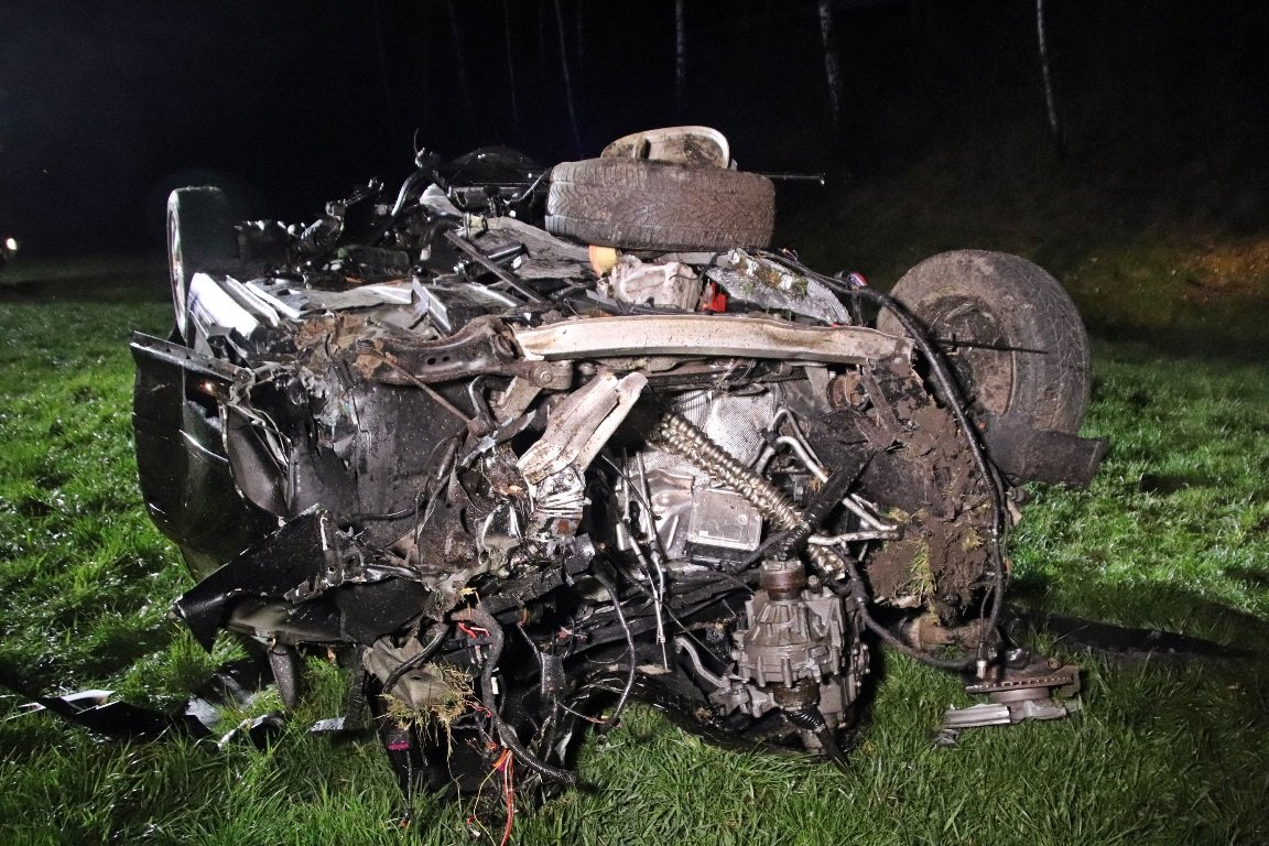 Unfall Autounfall Schwarzenbach Pressath Überschlag Feld Wiese Einsatzkräfte Bilder Jürgen Masching (1)