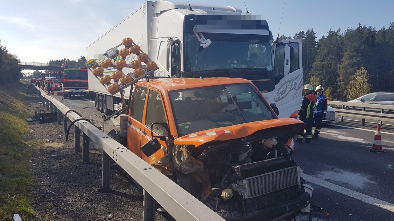 Unfall Baustellenfahrzeug LKW A93 (1)