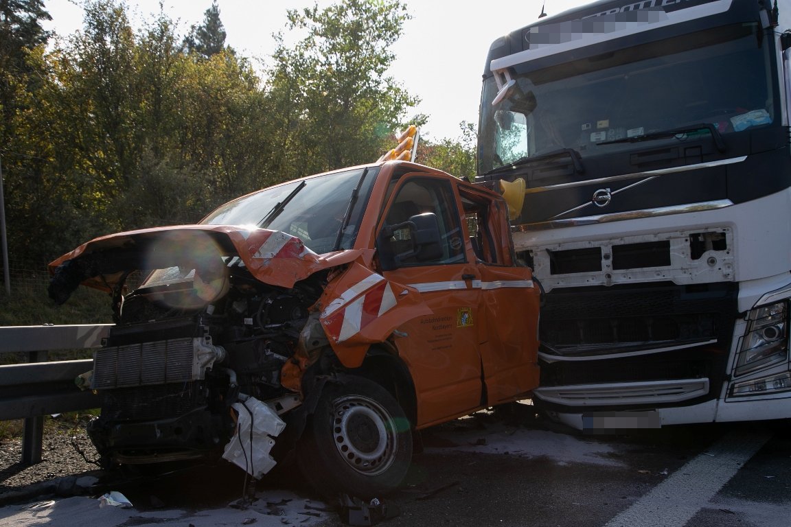 Unfall Baustellenfahrzeug LKW A93 (12)