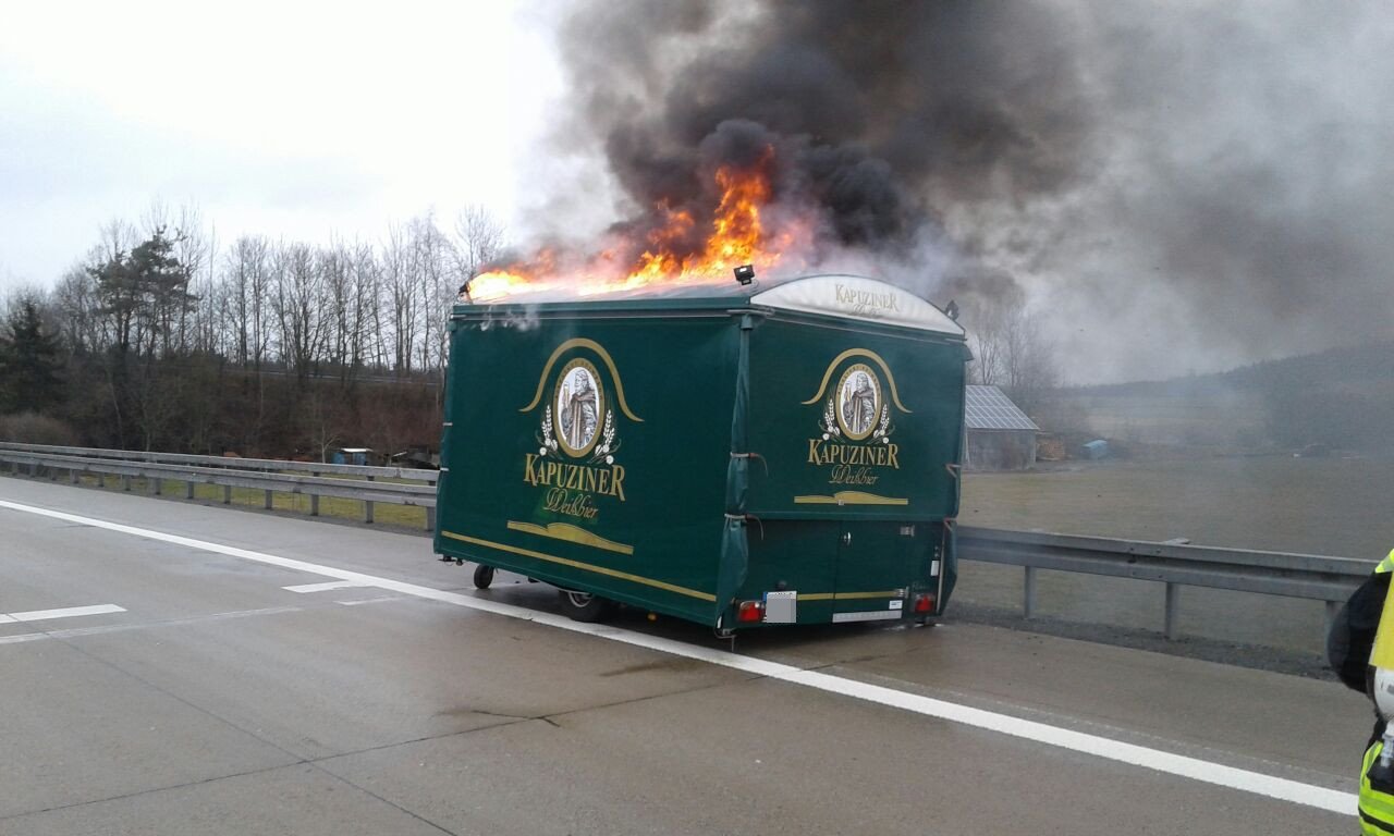 Unfall Brand A 93 Autobahn Anhänger eines Lkw's fängt Feuer Anhänger-Brand Bild Feuerwehr Oberwildenau4 (2)
