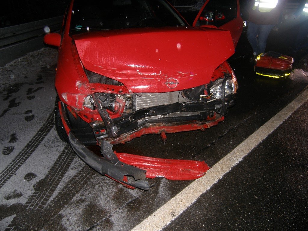 Unfall-Floß-Schwandorferin-Autofahrerin-Ople-Schutzplanke-Bild-Polizei