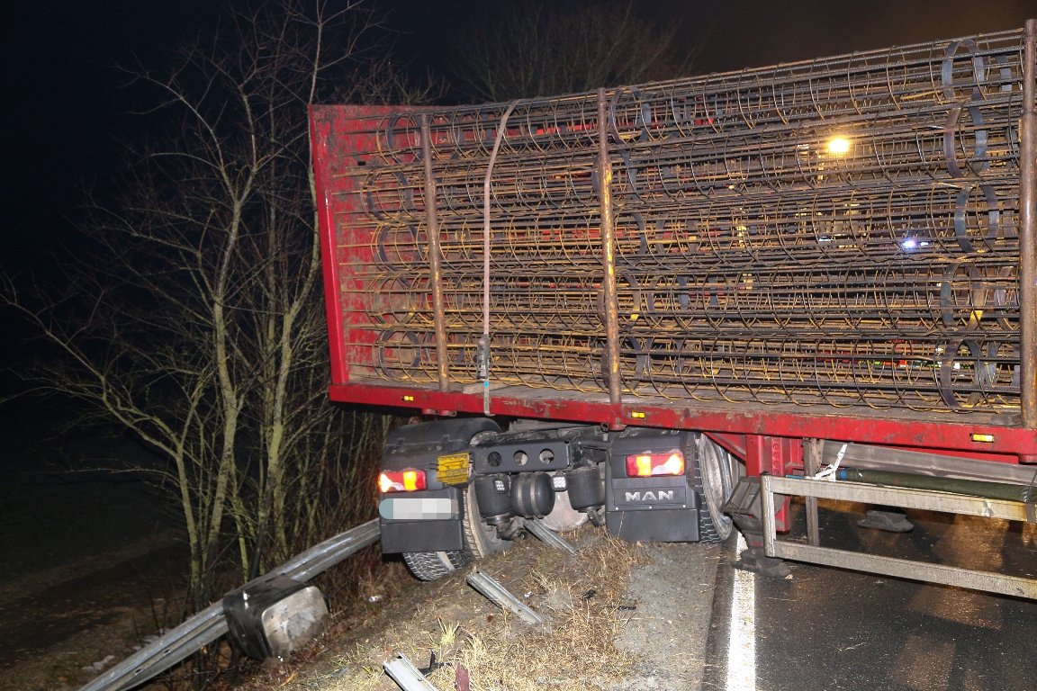 Unfall KTB Lastwagen Leitplanke Windischeschenbach (1)