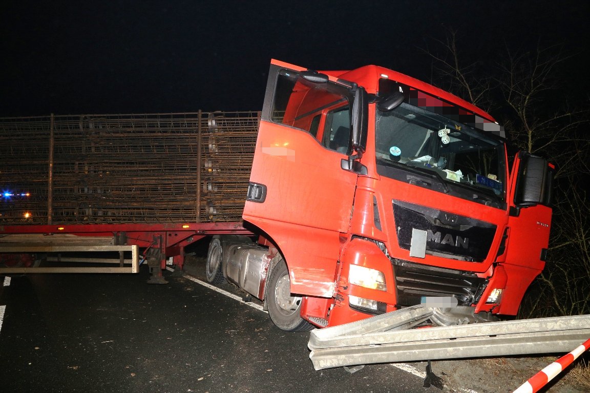 Unfall KTB Lastwagen Leitplanke Windischeschenbach (6)