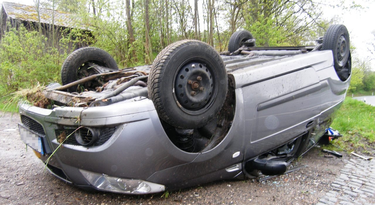 Unfall Luhe-Wildenau, Auto überschlagen, Totalschaden, Auto landet auf Dach