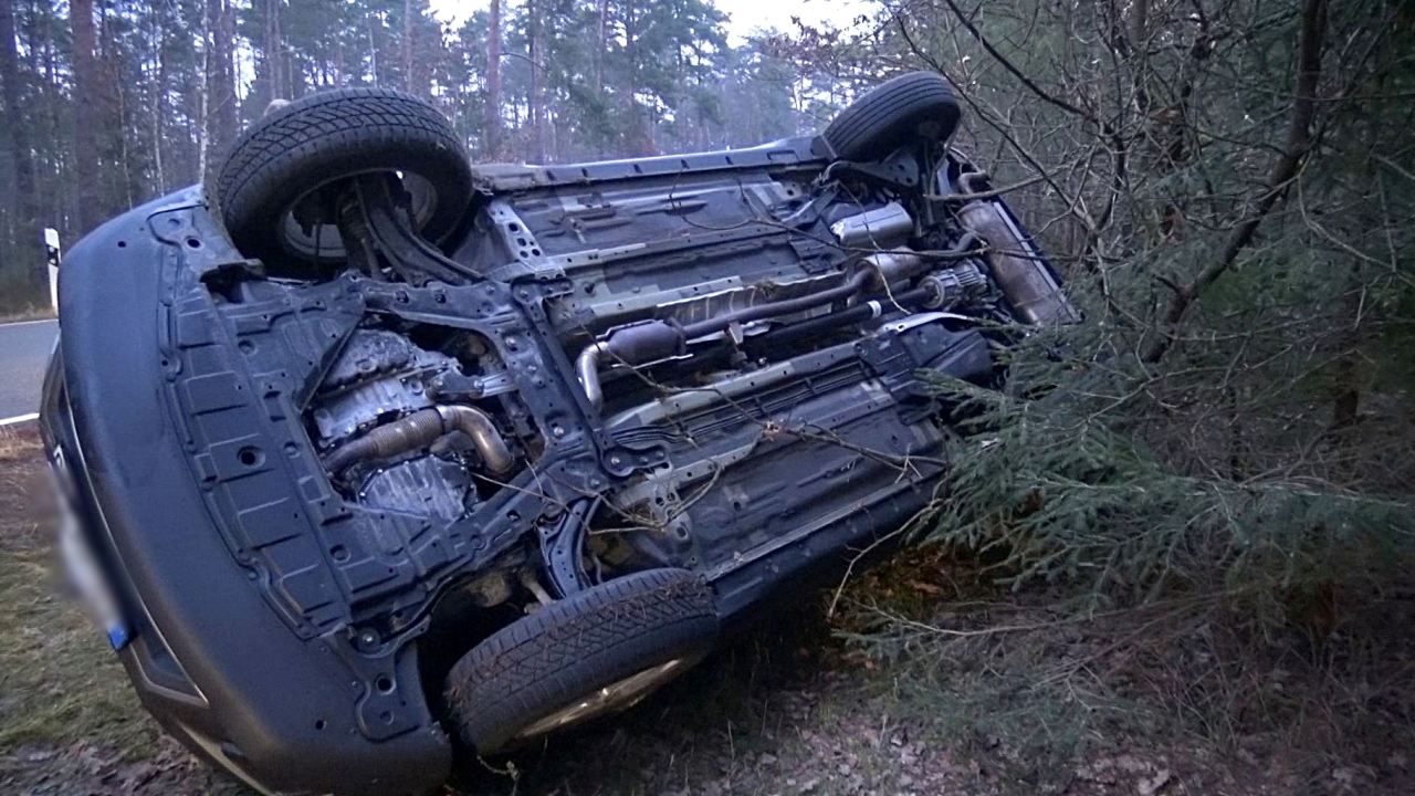Unfall Mantel Dürnast bei Weiherhammer, Auto überschlägt sich4