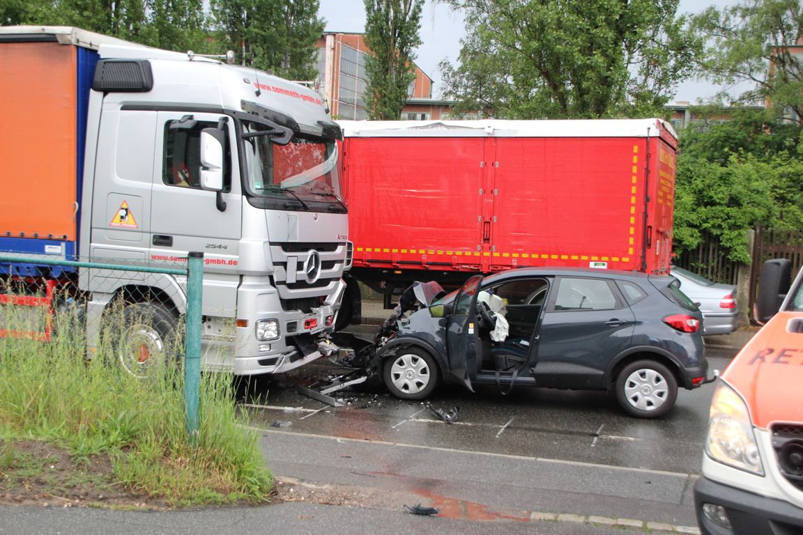 Unfall, Renault kracht in Lkw, n510