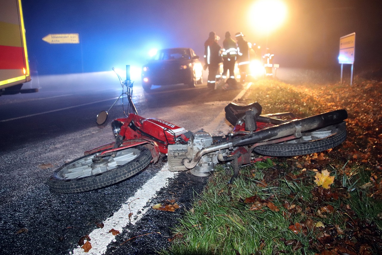 Schwerer Unfall bei Sassenreuth: Ein 16-jähriger Mofafahrer ist dabei schwer verletzt worden. 