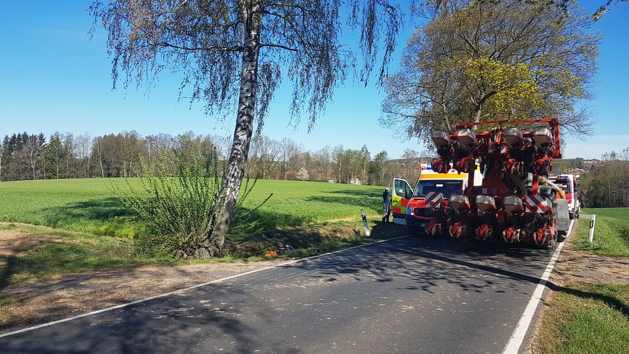 Unfall Traktor Neualbenreuth Motorradfahrer schwer verletzt (3)