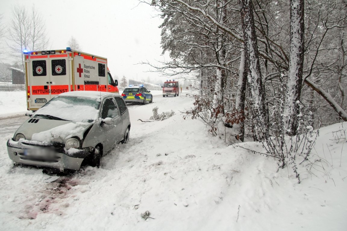 Unfall Verkehrsunfall Mantel Dürnast Schnee Autounfall Frau verletzt Bilder Jürgen Masching3