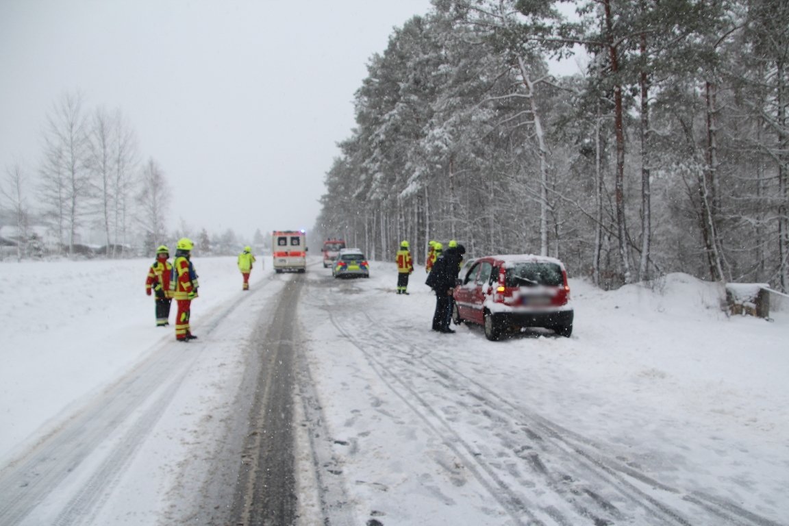 Unfall Verkehrsunfall Mantel Dürnast Schnee Autounfall Frau verletzt Bilder Jürgen Masching4