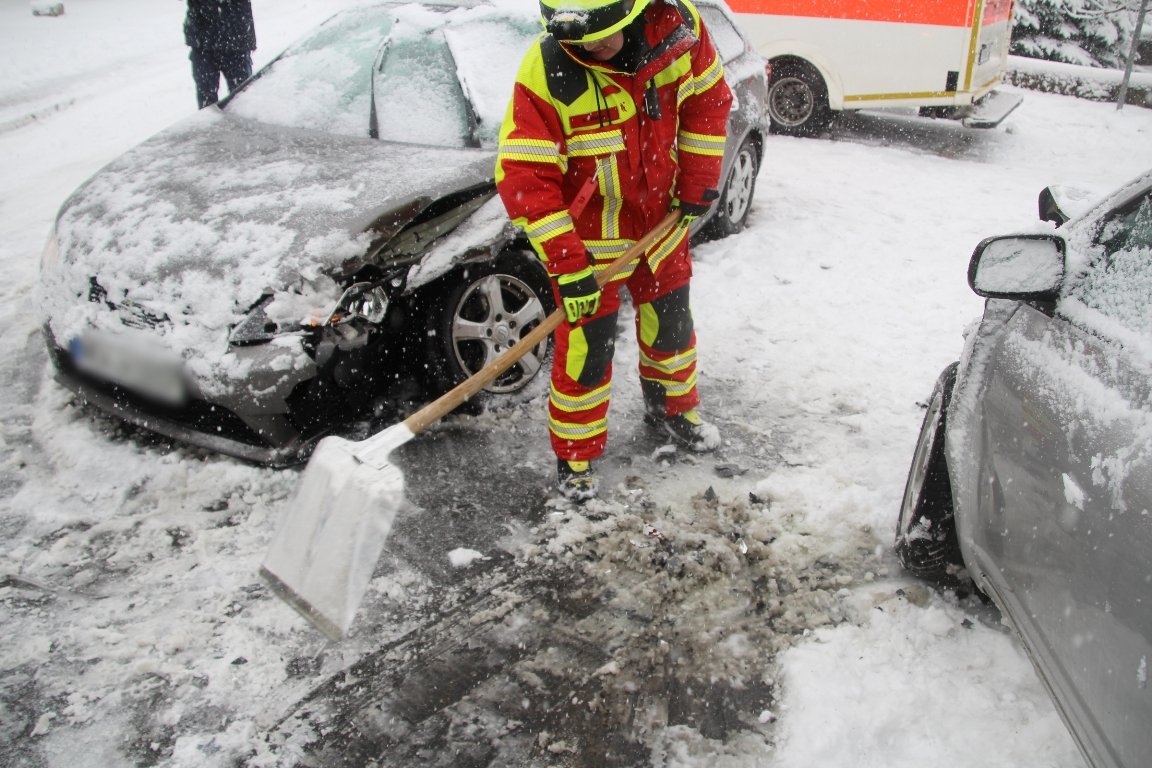 Unfall Verkehrsunfall Mantel Frontalzusammenstoß Schnee Autounfall Drei verletzte Personen Bilder Jürgen Masching2