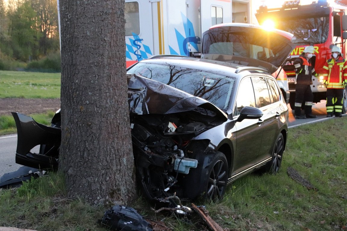 Unfall Verkehrsunfall Schwarzenbach Auto Baum Frau verletzt Rettungsdienst Krankenwagen Polizei Krankenhaus Bilder Jürgen Masching (1)