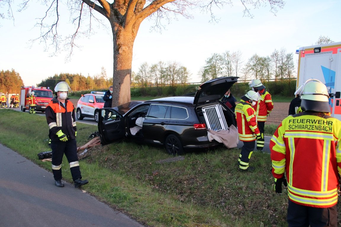 Unfall Verkehrsunfall Schwarzenbach Auto Baum Frau verletzt Rettungsdienst Krankenwagen Polizei Krankenhaus Bilder Jürgen Masching (6)