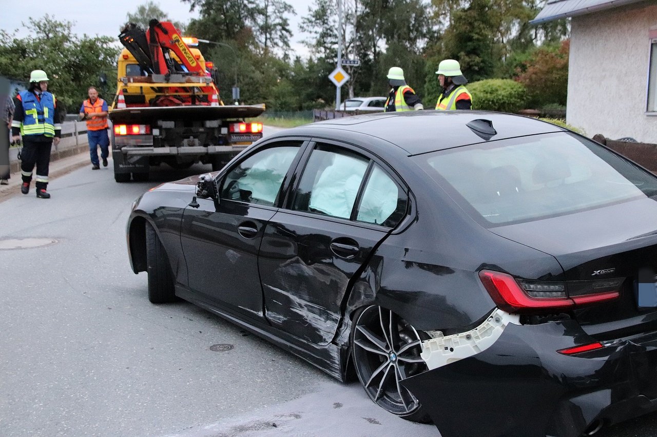 Der BMW musste abgeschleppt werden. Bild: Jürgen Masching