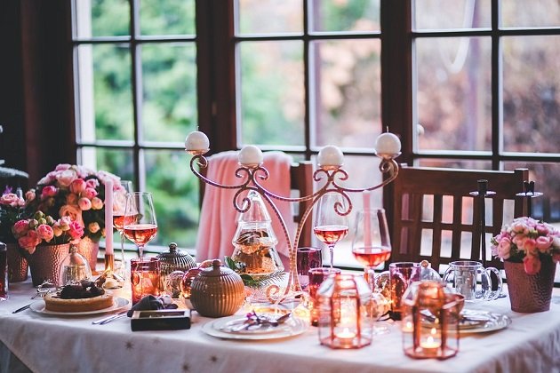 Valentinstag Candlelight Dinner Romantik Liebe Familie Weihnachten Tisch Bild Symbolbild Pixabay