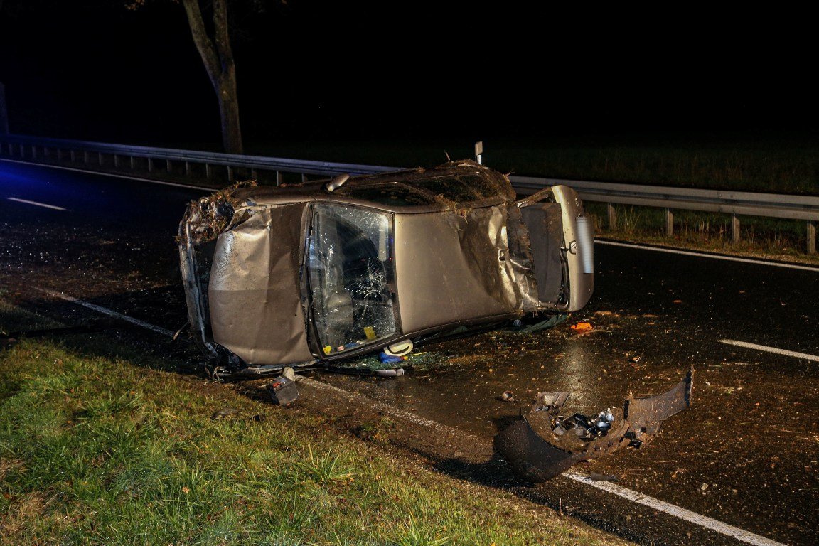 Verkehrsunfall Unfall 19-Jähriger nasse Straße von Fahrbahn abgekommen Kemnath Schönreuth Bild
